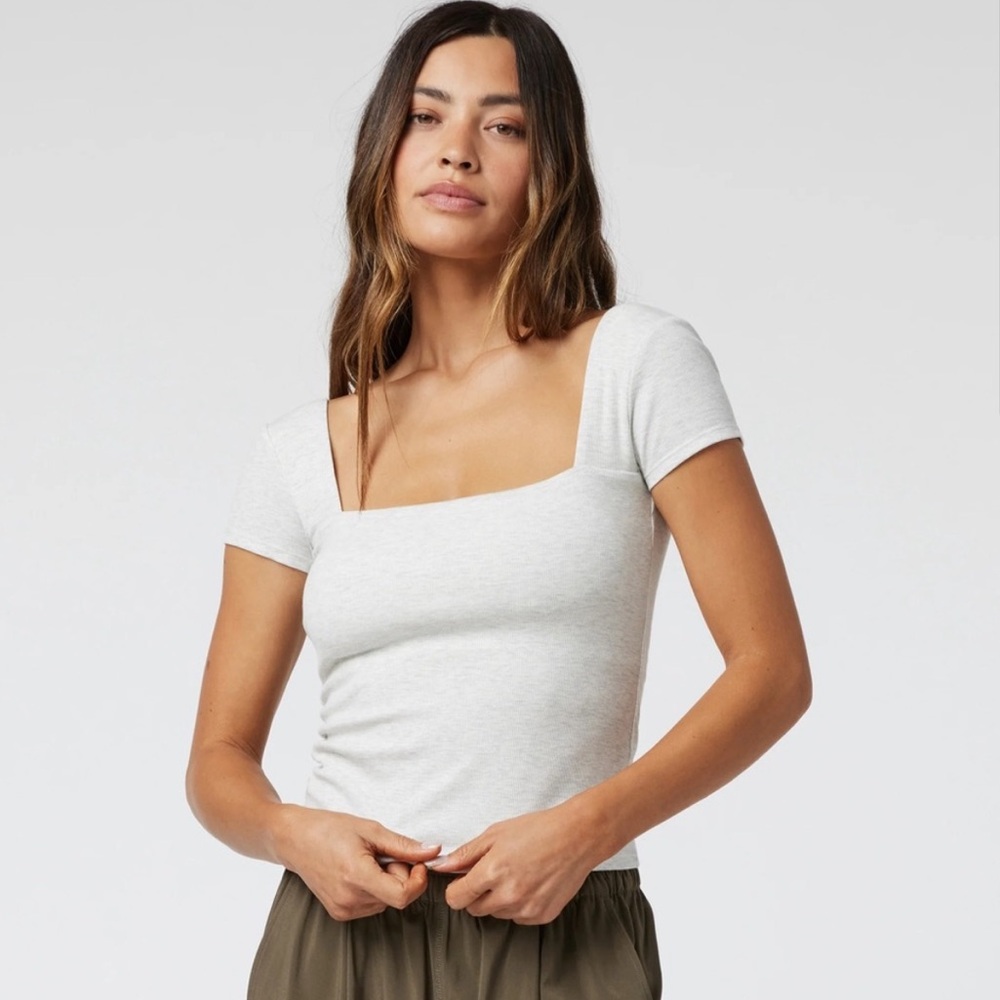 Vuori pose scoop back tee